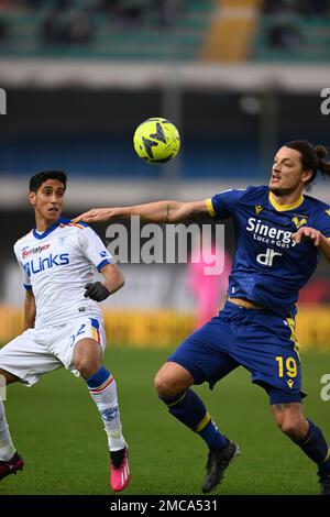 Youssef Maleh (Lecce)Milan Djuric (Hellas Verona) beim Spiel der italienischen Serie A zwischen Hellas Verona 2-0 Lecce im Stadion Marcantonio Bentegodi am 21. Januar 2023 in Verona, Italien. Kredit: Maurizio Borsari/AFLO/Alamy Live News Stockfoto