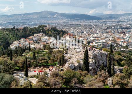 Panoramablick auf Athen von der Akropolis aus. Die Menschen auf dem Areopagus Hill genießen den Blick auf Athen, das alte Nationale Observatorium Stockfoto