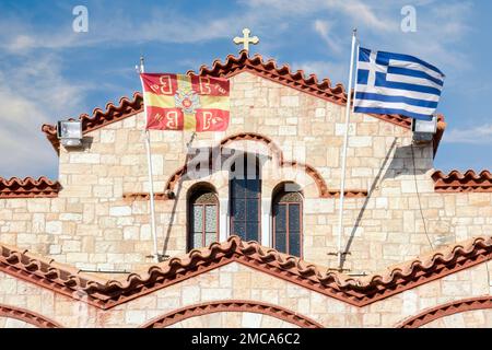 Byzantinische und griechische Flaggen winken vor der Heiligen Kirche Peter und Paul in der Gemeinde Hymettos, Athen, Griechenland Stockfoto