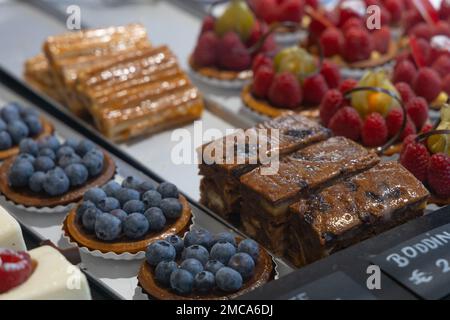 Französische Desserts. Gebäck Desserts am Backwarenfenster. Stockfoto