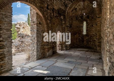 Ayios Marcos Tempel oder Fragomonastiro, an der archäologischen Ausgrabungsstätte des Taxiarches Hügels im Kaisariani Viertel, Athen, Griechenland, Innenansicht Stockfoto