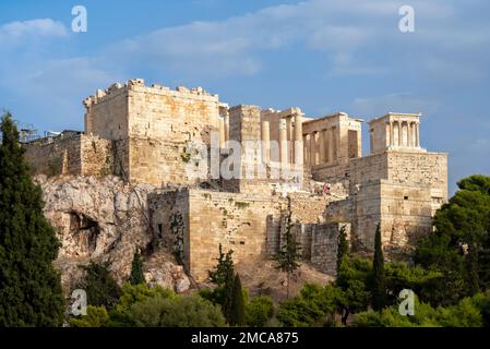 Die Akropolis von Athen, vom Areopagus-Hügel aus gesehen, die Propyläe (monumentales Tor zur Akropolis), der Tempel der Athena Nike auf der rechten Seite Stockfoto