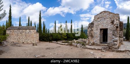 Ayios Marcos Tempel oder Fragomonastiro auf der rechten Seite, Taxiarchen Tempel auf der linken Seite, an der archäologischen Ausgrabungsstätte des Taxiarches Hügels in Athen, Griechenland Stockfoto