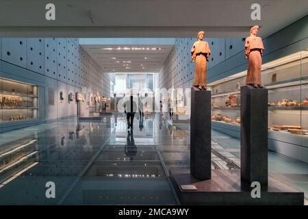 Panoramablick auf das neue Akropolis-Museum in Athen. Archäologische Ausstellungen im Erdgeschoss Stockfoto
