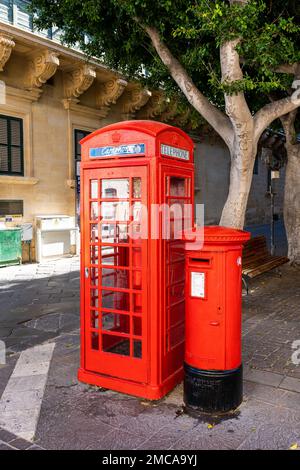 Valletta, Malta - 3. November 2022: Brithish Telephone Cabin in the Old Town of Valletta on Malta in Europe. Stockfoto