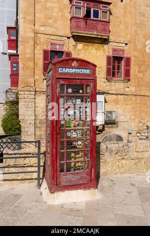 Valletta, Malta - 3. November 2022: Brithish Telephone Cabin in the Old Town of Valletta on Malta in Europe. Stockfoto