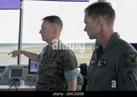 USA Oberst Mikel Huber, Befehlshaber der Marine Corps Air Station (MCAS) Cherry Point, spricht mit dem norwegischen Generalmajor Rolf Folland, Chef der Royal Norwegian Air Force, am MCAS Cherry Point, North Carolina, am 28. Juni 2022. Angehörige der norwegischen Streitkräfte trafen sich mit MCAS Cherry Point und 2. Marine Aircraft Wing Leadern und besichtigten die Anlage, um die Beziehungen zwischen den alliierten Streitkräften weiter zu stärken. Stockfoto