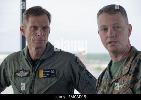 USA Oberst Mikel Huber, Befehlshaber der Marine Corps Air Station (MCAS) Cherry Point, spricht mit dem norwegischen Generalmajor Rolf Folland, Chef der Royal Norwegian Air Force, am MCAS Cherry Point, North Carolina, am 28. Juni 2022. Angehörige der norwegischen Streitkräfte trafen sich mit MCAS Cherry Point und 2. Marine Aircraft Wing Leadern und besichtigten die Anlage, um die Beziehungen zwischen den alliierten Streitkräften weiter zu stärken. Stockfoto