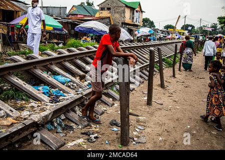 Seit 1960 ist die Eisenbahnstraße in der Demokratischen Republik Kongo abschreckend.viele Bewohner sind in ihren Gemeinden betroffen. Stockfoto