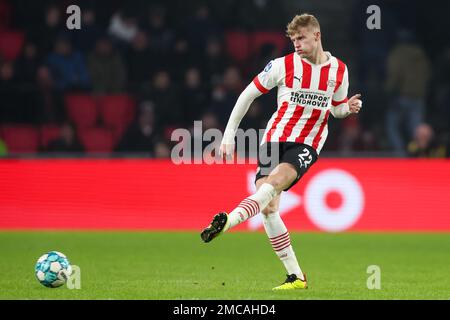 EINDHOVEN, NIEDERLANDE - 21. JANUAR: Jarrad Branthwaite von PSV spielt den Ball während des niederländischen Eredivisie-Spiels zwischen PSV und Vitesse im Philips Stadion am 21. Januar 2023 in Eindhoven, Niederlande (Foto von Peter Lous/Orange Pictures) Stockfoto