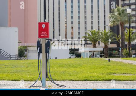 Portugal, Vilamoura, 01 02 2023: Am Straßenrand sind spezielle Parkplätze zum Aufladen von Elektroautos vorhanden. Moderne Technologien. Elektrisch Stockfoto