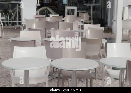 Das Innere eines Cafés, Restaurants, Bistros und einer Cafeteria in der modernen Stadt. Leere Tische in einem Café im Freien. Keine Gäste im Café. Stockfoto