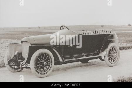 Fritz Erles Benz-Wagen. Foto vom Anfang des 20. Jahrhunderts. Fritz Erle kam am 5. März 1894 als ausgebildeter Schlosser zu Benz & Co. 1896 machte er sein erstes Rennen mit Eugen Benz: Paris-Marseille-Paris. Nach seinem Besuch am Ilmenau College of Technology in Thüringen hat er dort eine Ingenieurprüfung bestanden. Nach seinem Wiedereintritt in Benz & Co. Arbeitete er als Konstrukteur und entwickelte 1900 den ersten stehenden Vierzylindermotor. 1904 übernahm er mit Richard Benz die Management- und Testabteilung der Automobilherstellung. Stockfoto
