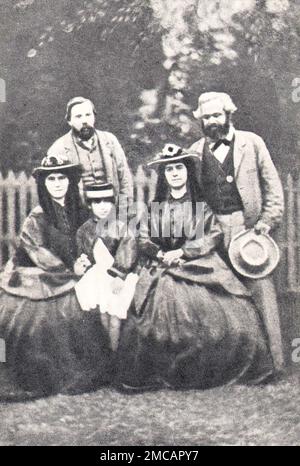 Karl Marx, Friedrich Engels und Karl Marx Töchter Eleanor und Laura. Foto von 1864. Stockfoto