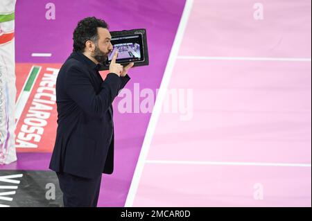 Florenz, Italien. 21. Januar 2023. Stefano Lavarini Head Coach Igor Gorgonzola Novara während Savino Del Bene Scandicci vs Igor Gorgonzola Novara, Volleyball Italian Series A1 Women Match in Florenz, Italien, Januar 21 2023 Kredit: Independent Photo Agency/Alamy Live News Stockfoto