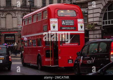 Traditioneller, alter, roter Londoner Doppeldeckerbus von hinten gesehen. Schild mit dem Ziel Waterloo. London, England - 31. Dezember 2022. Stockfoto