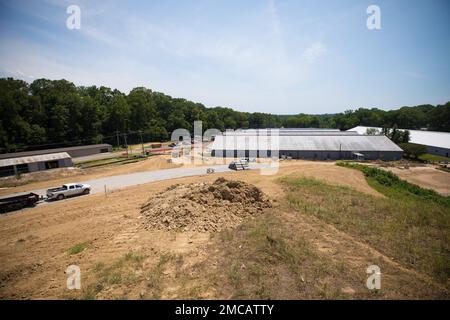 Die Bauarbeiten für das neueste Projekt zur Verbesserung der Infrastruktur in den USA werden demnächst abgeschlossen sein Hauptcampus des Army Engineer Research and Development Center in Vicksburg, Mississippi. Das Projekt umfasst Straßenreparaturen, leichteren Zugang und sauberere Straßenauslegung, neue Beleuchtung, bewegliche Stromleitungen, Reparatur von Wasser- und Gasleitungen sowie Umleitung und Verbesserung der Kommunikationsleitungen. Stockfoto