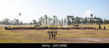 Soldaten der Georgia Army National Guard vom 48. Infanterie Brigade Combat Team posieren für ein Foto während des jährlichen Trainings am 28. Juni 2022 in Fort Stewart, Georgia Stockfoto