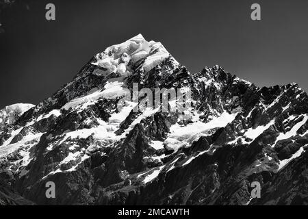 Pechschwarz-weiß, dramatischer Blick auf den Gipfel des Mt. Cook, den höchsten Berg Neuseelands unter dem dunklen Himmel. Stockfoto
