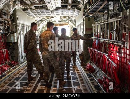 USA Die Kadetten der Air Force Academy werden vom Staff Sergeant Malachi Lopez-Dockery (rechts), 374. Aircraft Maintenance Squadron Crew Chief, als Teil der Operation Air Force auf dem Yokota Air Base, Japan, am 28. Juni 2022 über die C-130J Super Hercules-Flugzeuge informiert. Operation Air Force ist ein zweiwöchiges akademisches Sommerprogramm, bei dem Kadetten in ihre dritte und vierte Ausbildung in Stützpunkte auf der ganzen Welt geschickt werden, um zu erfahren, was aktive Helfer aus allen Fachgebieten tun, um die US-Verteidigungsmission zu unterstützen Streitkräfte. Stockfoto