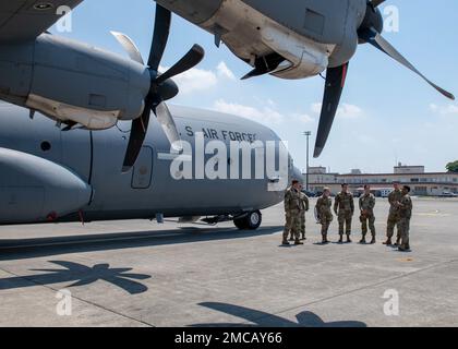 USA Die Kadetten der Air Force Academy (Center) werden von Staff Sgt. Malachi Lopez-Dockery (rechts), 374. Aircraft Maintenance Squadron Crew Chief, als Teil der Operation Air Force auf der Flugleitung am Yokota Air Base, Japan, 28. Juni 2022, über C-130J Super Hercules informiert. Operation Air Force ist ein zweiwöchiges akademisches Sommerprogramm, bei dem Kadetten in ihre dritte und vierte Ausbildung in Stützpunkte auf der ganzen Welt geschickt werden, um zu erfahren, was aktive Helfer aus allen Fachgebieten tun, um die US-Verteidigungsmission zu unterstützen Streitkräfte. Stockfoto