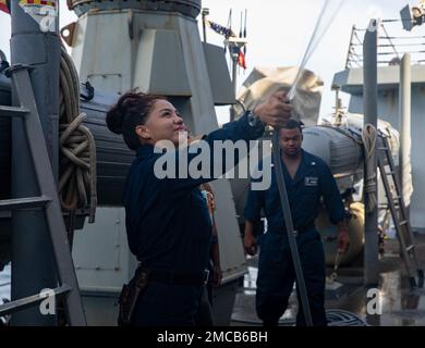 OSTCHINESISCHES MEER (28. Juni 2022) Boatswain's Mate 3. Class Ashley Iuli aus Los Angeles führt eine Süßwasserspülung an Bord des Arleigh-Burke-Class-Guided-Missile Destroyer USS Dewey (DDG 105) durch. Dewey ist dem Kommandeur, der Task Force 71/Destroyer Squadron (DESRON) 15, der größten nach vorn eingesetzten DESRON der Marine und der Hauptstreitkräfte der US-7.-Flotte zugewiesen. Stockfoto