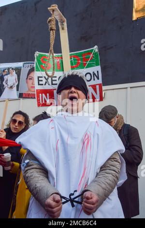 London, England, Großbritannien. 21. Januar 2023. Eine Demonstrantin marschiert mit einer hängenden Schlinge, Augenbinde und gefesselten Händen. Demonstranten marschierten in Westminster, um gegen die Hinrichtungen im Iran und zur Unterstützung der Freiheit im Iran zu protestieren. (Kreditbild: © Vuk Valcic/ZUMA Press Wire) NUR REDAKTIONELLE VERWENDUNG! Nicht für den kommerziellen GEBRAUCH! Kredit: ZUMA Press, Inc./Alamy Live News Stockfoto