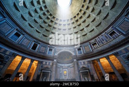 Der berühmte Lichtstrahl im Pantheon. Das Pantheon ist ein berühmtes Denkmal der antiken römischen Kultur, der Tempel aller Götter, gebaut Stockfoto