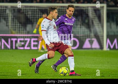 Florenz, Italien. 21. Januar 2023. Torinos Samuele Ricci kämpft für den Ball gegen Giacomo Bonaventura von Fiorentina während des Spiels ACF Fiorentina vs Turin FC, italienisches Fußballspiel Serie A in Florenz, Italien, Januar 21 2023 Kredit: Independent Photo Agency/Alamy Live News Stockfoto