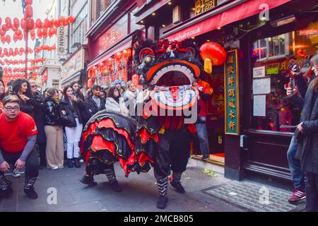 London, Großbritannien. 21. Januar 2023 Traditionelle chinesische Löwentänzer treten in den Restaurants in Chinatown auf, um am Vorabend des chinesischen Neujahrs, dem Jahr des Hasen, Glück und Wohlstand zu bringen. Stockfoto
