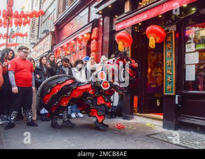 London, Großbritannien. 21. Januar 2023 Traditionelle chinesische Löwentänzer treten in den Restaurants in Chinatown auf, um am Vorabend des chinesischen Neujahrs, dem Jahr des Hasen, Glück und Wohlstand zu bringen. Stockfoto