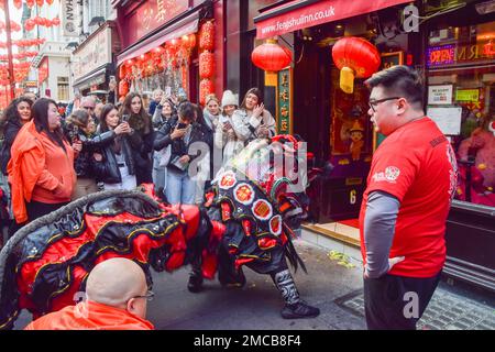 London, Großbritannien. 21. Januar 2023 Traditionelle chinesische Löwentänzer treten in den Restaurants in Chinatown auf, um am Vorabend des chinesischen Neujahrs, dem Jahr des Hasen, Glück und Wohlstand zu bringen. Stockfoto