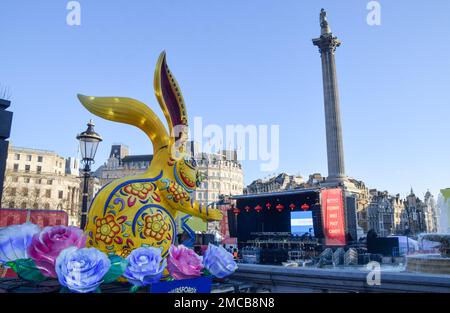 London, Großbritannien. 21. Januar 2023 Vorbereitungen am Trafalgar Square am Vorabend des chinesischen Neujahrs, des Jahres des Hasen. Stockfoto