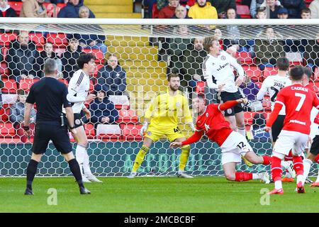 Oakwell Stadium, Barnsley, England - 21. Januar 2023 Bobby Thomas (12) von Barnsley fordert eine Strafe, nachdem er von Harvey Rodgers (16) von Accrington Stanley während des Spiels Barnsley gegen Accrington Stanley, Sky Bet League One, 2022/23, Oakwell Stadium, Barnsley, England - 21. Januar 2023 Guthaben: Arthur Haigh/WhiteRosePhotos/Alamy Live News Stockfoto