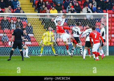 Oakwell Stadium, Barnsley, England - 21. Januar 2023 Bobby Thomas (12) of Barnsley wird von Harvey Rodgers (16) of Accrington Stanley niedergehalten - während des Spiels Barnsley gegen Accrington Stanley, Sky Bet League One, 2022/23, Oakwell Stadium, Barnsley, England - 21. Januar 2023 Guthaben: Arthur Haigh/Whiteamy RoseLive Photos/News Stockfoto