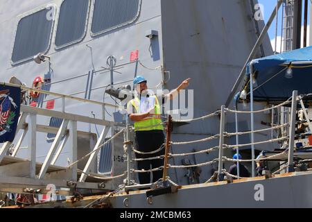 220628-N-EV910-066 PEARL HARBOR (28. Juni 2022) Logistic Support Representative Joel Baumgras, dem Naval Supply Systems Command Fleet Logistics Center zugewiesen Pearl Harbor, leitet die logistische Unterstützung für die USS Sampson (DDG 102) während ihrer Ankunft für Exercise Rim of the Pacific (RIMPAC) 2022. RIMPAC ist die weltweit größte internationale maritime Übung und bietet eine einzigartige Schulungsmöglichkeit, um kooperative Beziehungen zu pflegen und zu pflegen. EV910, NAVSUP, NAVSUP FLC Pearl Harbor, RIMPAC, RIMPAC2022, Logistik, Stockfoto
