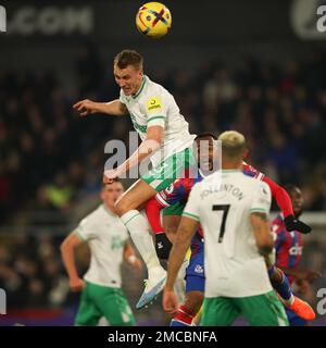 London, Großbritannien. 21. Januar 2023. Dan Burn von Newcastle Utd gewinnt am 21. Januar 2023 im Selhurst Park, London, England, einen Titel beim Premier League-Spiel zwischen Crystal Palace und Newcastle United. Foto: Ken Sparks. Nur redaktionelle Verwendung, Lizenz für kommerzielle Verwendung erforderlich. Keine Verwendung bei Wetten, Spielen oder Veröffentlichungen von Clubs/Ligen/Spielern. Kredit: UK Sports Pics Ltd/Alamy Live News Stockfoto