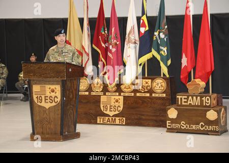 Brigg. General Frederick L. Crist, kommandierender General, 19. Expeditionary Sustainment Command, spricht während einer Zeremonie zum Kommandowechsel im Camp Walker, Republik Korea. Brigg. General Steven L. Allen gab während der Zeremonie das Kommando auf, die von Generalleutnant Willard M. Burleson III., dem kommandierenden General der Achten Armee, durchgeführt wurde. Stockfoto