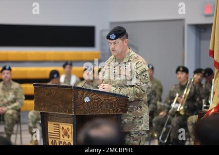 Generalleutnant Willard M. Burleson III., kommandierender General der 8. Armee, hält während der 19. Zeremonie des Kommandowechsels des Expeditionary Sustainment Command in Camp Walker, Republik Korea, eine Rede. Bei der Zeremonie ging es um Brig. Gen. Frederick L. Crist übernimmt das Kommando über 19. ESC und Brigg. General Steven L. Allen gibt das Kommando ab. Stockfoto