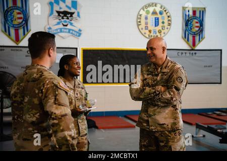 Armeebrig. General Adam Flasch, Direktor des Joint Staff der Maryland National Guard, spricht am 29. Juni 2022 mit Mitgliedern des 169. Cyber Protection Teams im Pvt. Henry Costin Readiness Center in Laurel, Maryland. Seit August 2018 unterstützt die CPT 169. im Rahmen des Staatspartnerschaftsprogramms den militärischen Wissenstransfer und die Bemühungen um Teambildung an die Streitkräfte Bosnien und Herzegowinas. Der Endzustand dieses Ereignisses ist die Unterstützung beim Aufbau eines sicheren, verteidigbaren Netzwerks, das skalierbar, agil, nicht zentralisiert, proaktiv, innovativ, Und Smart Cyber se Stockfoto