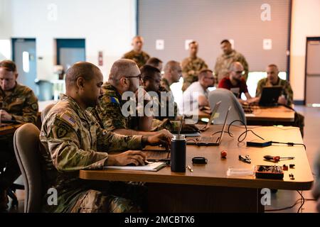 Mitglieder des 169. Cyber Protection Teams und Mitglieder der Streitkräfte von Bosnien und Herzegowina führen am 29. Juni 2022 im Pvt. Henry Costin Readiness Center in Laurel, Maryland, gegensätzliche Cyber-Übungen durch. Seit August 2018 unterstützt die CPT 169. im Rahmen des Staatspartnerschaftsprogramms den militärischen Wissenstransfer und die Bemühungen um Teambildung an die Streitkräfte Bosnien und Herzegowinas. Der Endzustand dieses Ereignisses ist die Unterstützung beim Aufbau eines sicheren, verteidigbaren Netzwerks, das skalierbar, agil, nicht zentralisiert, proaktiv, innovativ, Und intelligente Cyber Security Archi Stockfoto