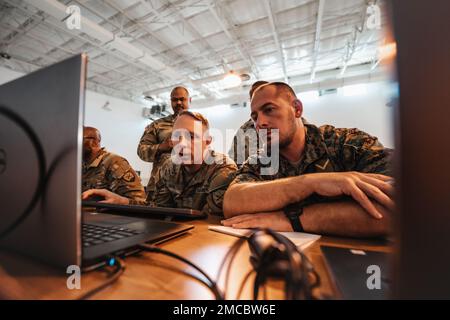 Ein Mitglied des Cyber Protection Teams 169. und Mitglieder der Streitkräfte von Bosnien und Herzegowina führen am 29. Juni 2022 im Pvt. Henry Costin Readiness Center in Laurel, Maryland, gegensätzliche Cyber-Übungen durch. Seit August 2018 unterstützt die CPT 169. im Rahmen des Staatspartnerschaftsprogramms den militärischen Wissenstransfer und die Bemühungen um Teambildung an die Streitkräfte Bosnien und Herzegowinas. Der Endzustand dieses Ereignisses ist die Unterstützung beim Aufbau eines sicheren, verteidigbaren Netzwerks, das skalierbar, agil, nicht zentralisiert, proaktiv, innovativ, Und intelligente Cyber-Sicherheit Stockfoto