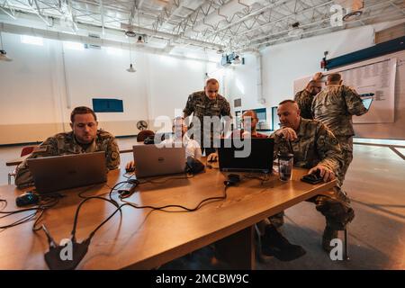 Mitglieder des 169. Cyber Protection Teams und Mitglieder der Streitkräfte von Bosnien und Herzegowina führen am 29. Juni 2022 im Pvt. Henry Costin Readiness Center in Laurel, Maryland, gegensätzliche Cyber-Übungen durch. Seit August 2018 unterstützt die CPT 169. im Rahmen des Staatspartnerschaftsprogramms den militärischen Wissenstransfer und die Bemühungen um Teambildung an die Streitkräfte Bosnien und Herzegowinas. Der Endzustand dieses Ereignisses ist die Unterstützung beim Aufbau eines sicheren, verteidigbaren Netzwerks, das skalierbar, agil, nicht zentralisiert, proaktiv, innovativ, Und intelligente Cyber Security Archi Stockfoto