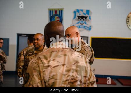 Armeebrig. General Adam Flasch, Direktor des Joint Staff der Maryland National Guard, spricht am 29. Juni 2022 mit Mitgliedern des 169. Cyber Protection Teams im Pvt. Henry Costin Readiness Center in Laurel, Maryland. Seit August 2018 unterstützt die CPT 169. im Rahmen des Staatspartnerschaftsprogramms den militärischen Wissenstransfer und die Bemühungen um Teambildung an die Streitkräfte Bosnien und Herzegowinas. Der Endzustand dieses Ereignisses ist die Unterstützung beim Aufbau eines sicheren, verteidigbaren Netzwerks, das skalierbar, agil, nicht zentralisiert, proaktiv, innovativ, Und Smart Cyber se Stockfoto