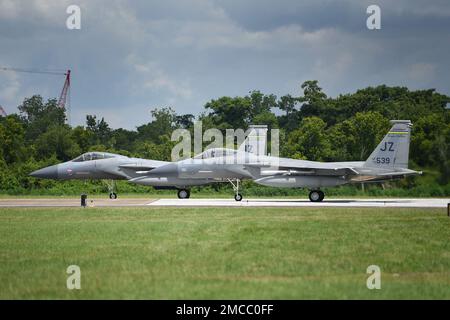 Zwei Kampfflugzeuge des Typs 159. Fighter Wing, Louisiana Air National Guard F-15 starten von der Naval Air Station Joint Reserve Base New Orleans zur Unterstützung der Operation Noble Defender (OND) des North American Aerospace Defense Command (NORAD), 29. Juni 2022. Als Teil von OND, einer wiederkehrenden Operation, koordinierte und führte die Continental U.S. NORAD Region (CONR) gemeinsame Operationen mit der US Navy durch und startete gleichzeitig Jets von verschiedenen Standorten an der Golfküste der Vereinigten Staaten und Puerto Rico. OND ist ein integrierter Luft- und Raketenabwehreinsatz, der den Defence sicherstellen soll Stockfoto