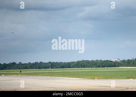 Zwei Kampfflugzeuge des Typs 159. Fighter Wing, Louisiana Air National Guard F-15 starten von der Naval Air Station Joint Reserve Base New Orleans zur Unterstützung der Operation Noble Defender (OND) des North American Aerospace Defense Command (NORAD), 29. Juni 2022. Als Teil von OND, einer wiederkehrenden Operation, koordinierte und führte die Continental U.S. NORAD Region (CONR) gemeinsame Operationen mit der US Navy durch und startete gleichzeitig Jets von verschiedenen Standorten an der Golfküste der Vereinigten Staaten und Puerto Rico. OND ist ein integrierter Luft- und Raketenabwehreinsatz, der den Defence sicherstellen soll Stockfoto