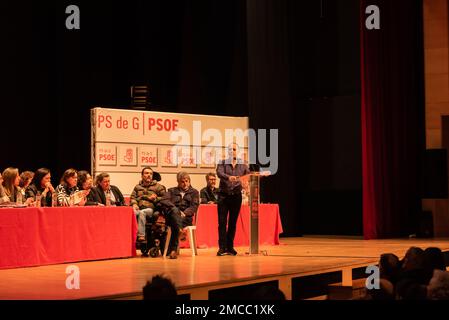 Cangas, Spanien, 21. Januar 2023: Vorstellung der PSOE-Kandidaten für die Bürgermeisterschaft durch David Regades Stockfoto