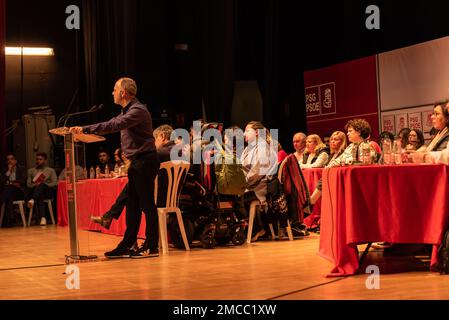 Cangas, Spanien, 21. Januar 2023: Vorstellung der PSOE-Kandidaten für die Bürgermeisterschaft durch David Regades Stockfoto