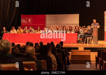 Cangas, Spanien, 21. Januar 2023: Vorstellung der PSOE-Kandidaten für die Bürgermeisterschaft durch David Regades Stockfoto