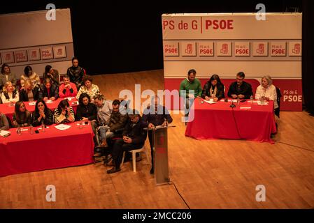 Cangas, Spanien, 21. Januar 2023: Vorstellung der PSOE-Kandidaten für die Bürgermeisterschaft durch David Regades Stockfoto